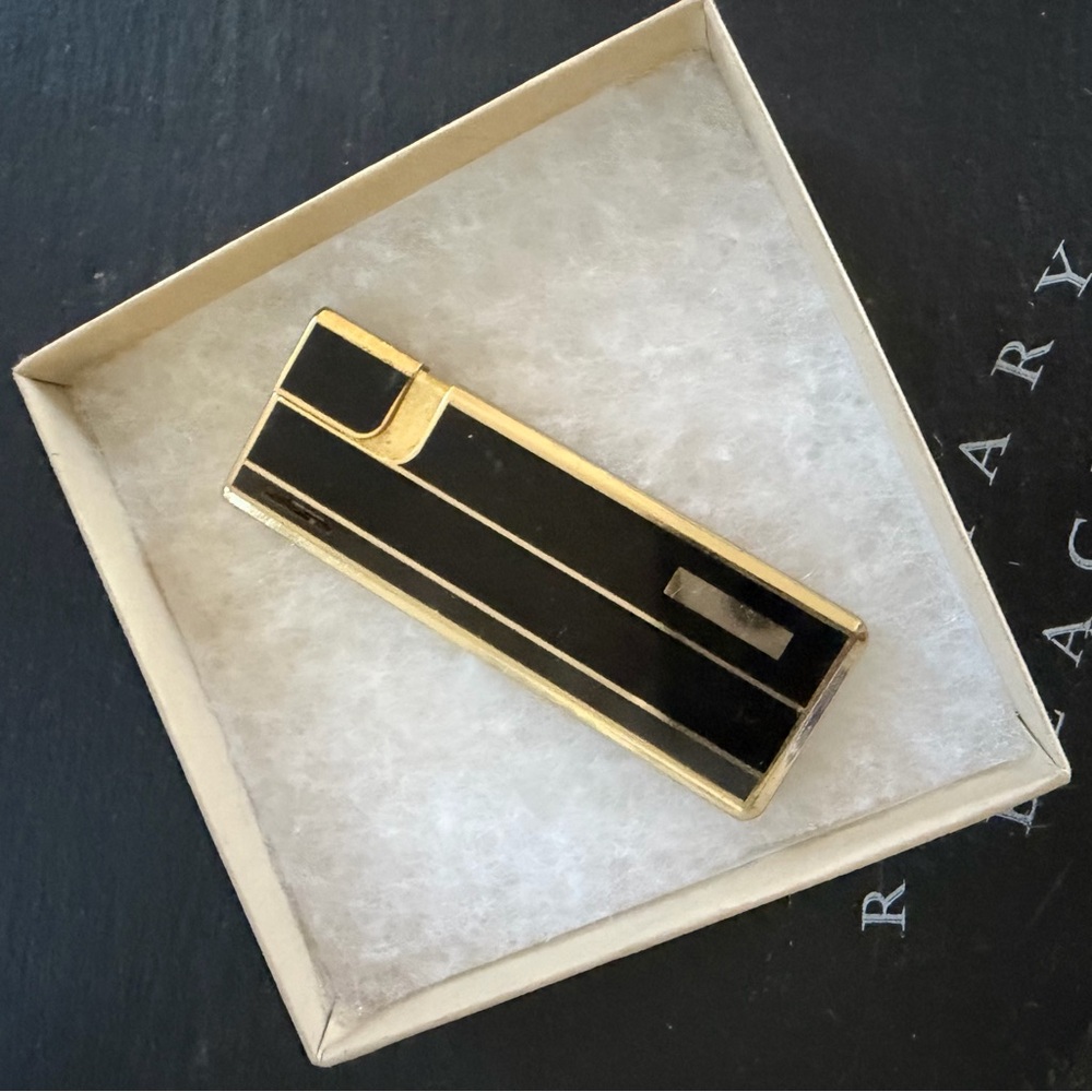 Gold-plated black lacquer Colibri lighter